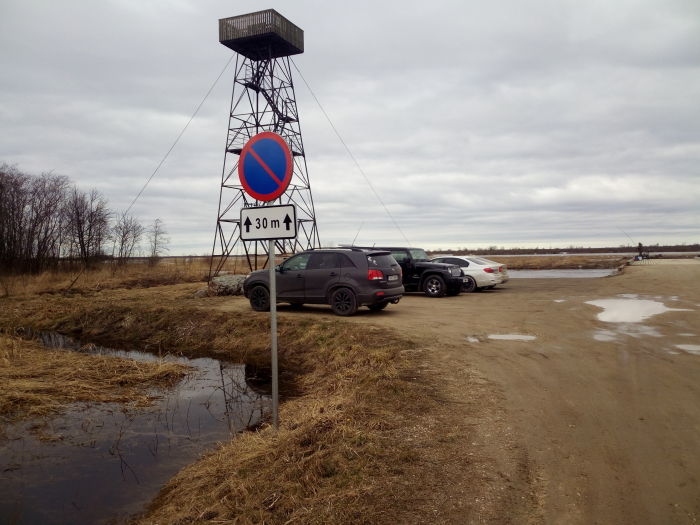 Vaatetorn, mille juures oleval parkimiskeelualal pargivad autod