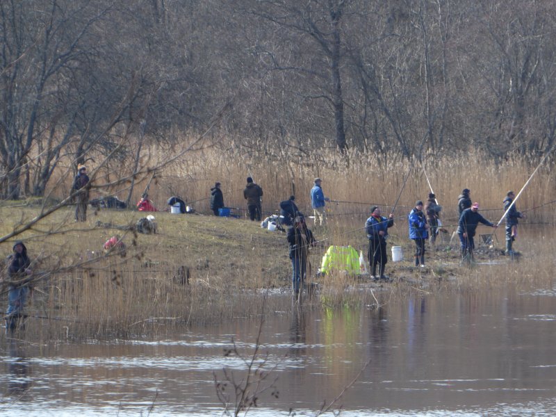 Kalastajad jõel kalastamas