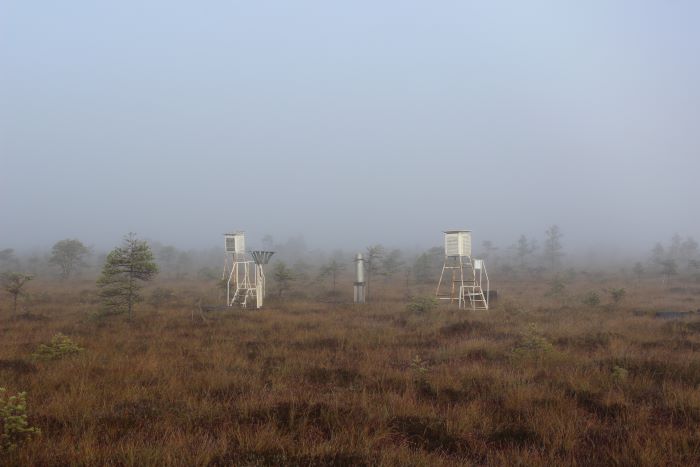 udusel rabamaastikul on näha meteoroloogilised vaatluspostid