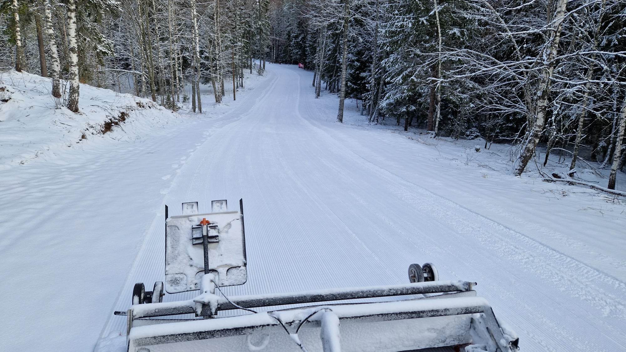 Traktor lükkab sisse suusarada