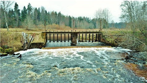 Valgejõel on näha pais-sild, selle astang ja veevool