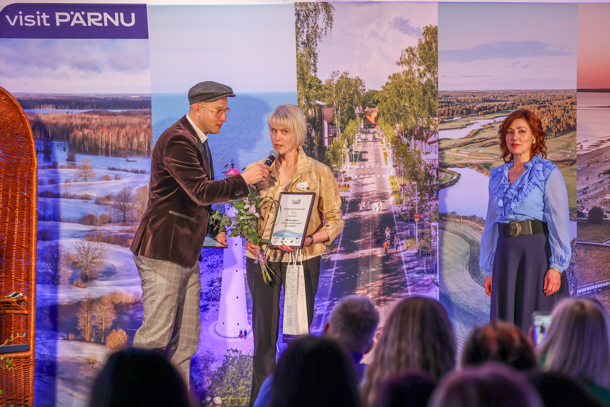 Külli Eller tunnustust vastu võtmas