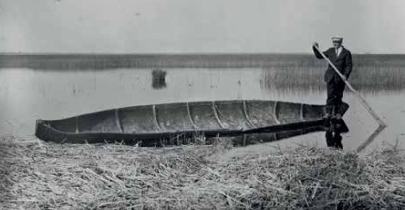 Pildil on ühest puust tehtud lootsik, mis on Matsalu lahes