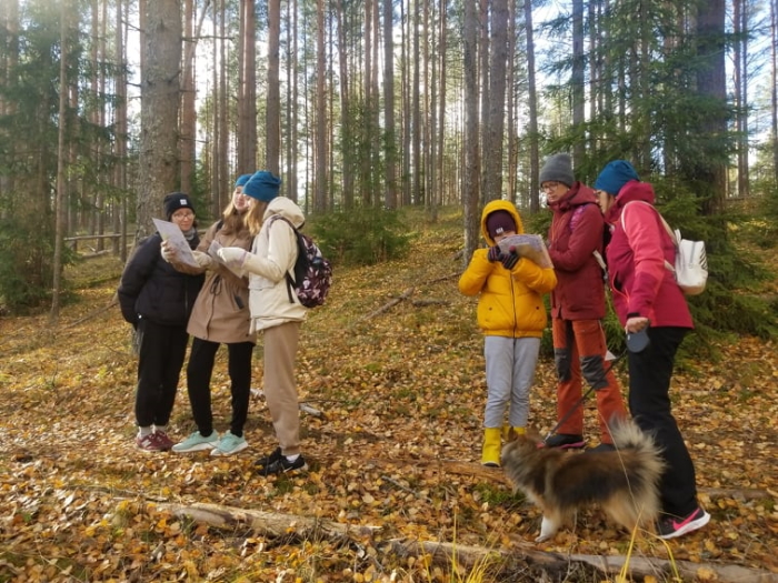 Noored metsas juhendajatega arutamas, kuhu suunas liikuda