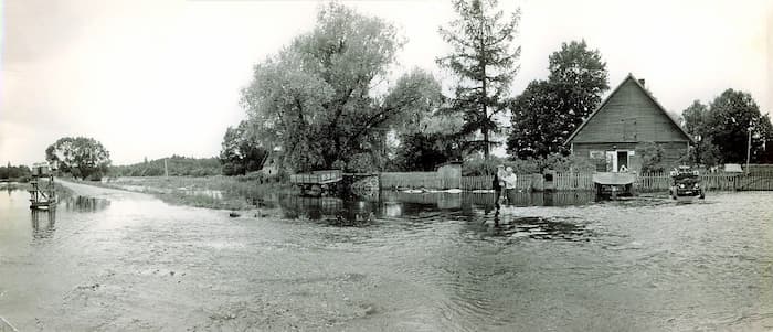 Mustvalgel pildil on suurvesi Läti talu juures, Soomaal, aastal 1978.
