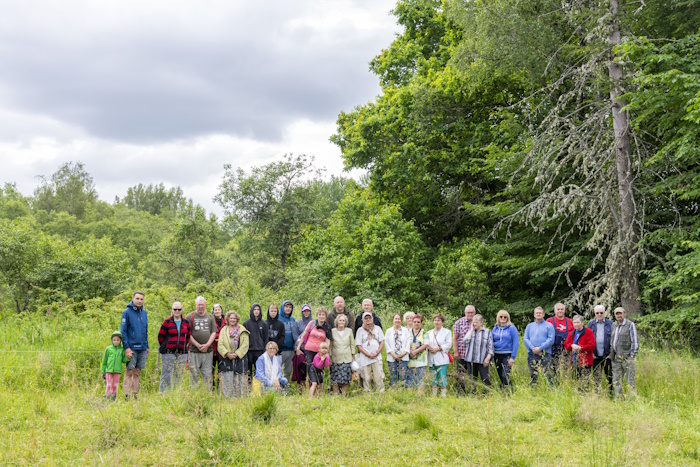 Soomaa rahvuspargi juubeli raamatu esitlusele tulnud osalejad seisavad üheskoos Piilu talu lähistel.