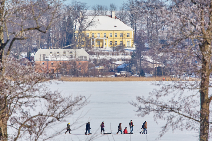 Hikers crossing Lake Saadjärve in winter 