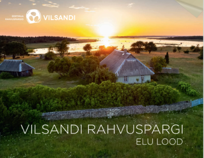 Kiviaed ja kaks rookatusega maja mere kaldal oranžikates-kollakates toonidespäikeseloojangul