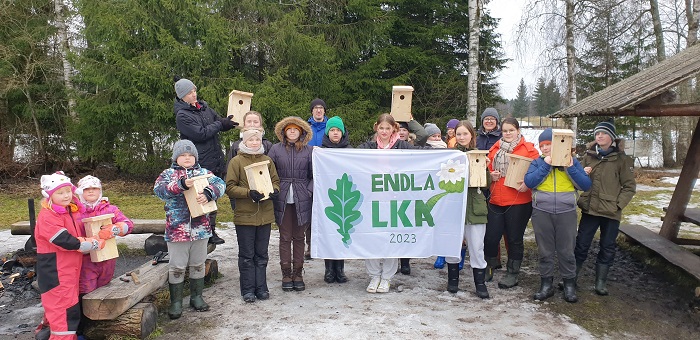 noored koos meisterdatud pesakastidega, näha on ka lippu kirjaga Endla LKA