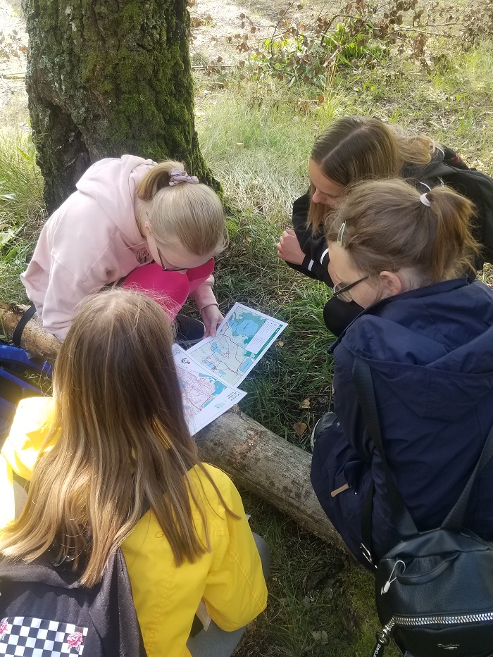 lapsed uurivad metsas kompassi ja kaarti