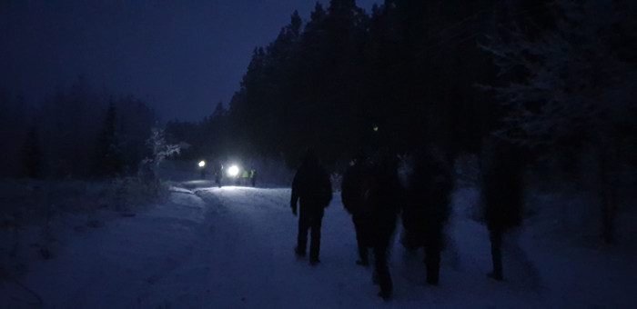 pimedas tulede valgel matkamas