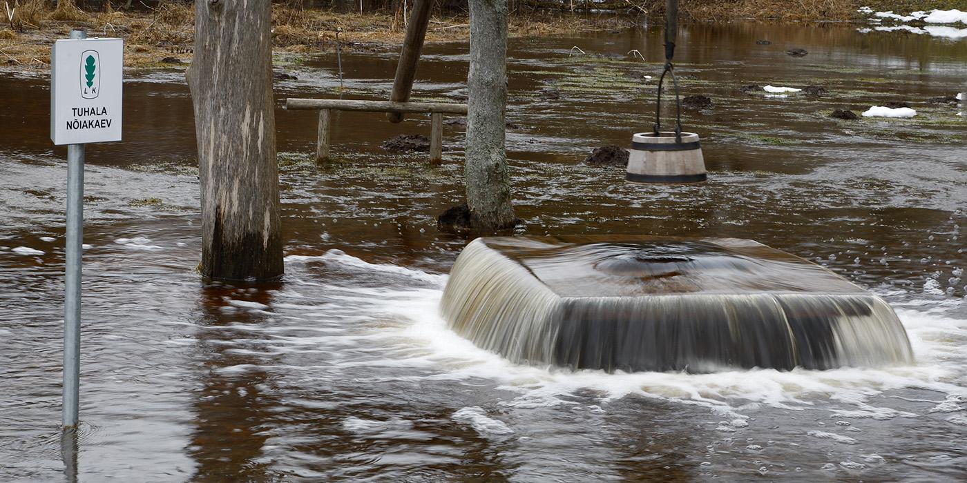 A well with a cake that overflows with water.