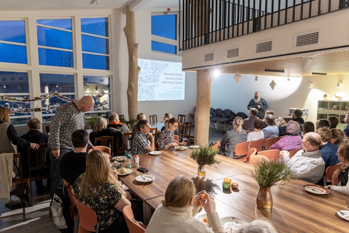 Inimesed istuvad saalis ja kuulava loengut